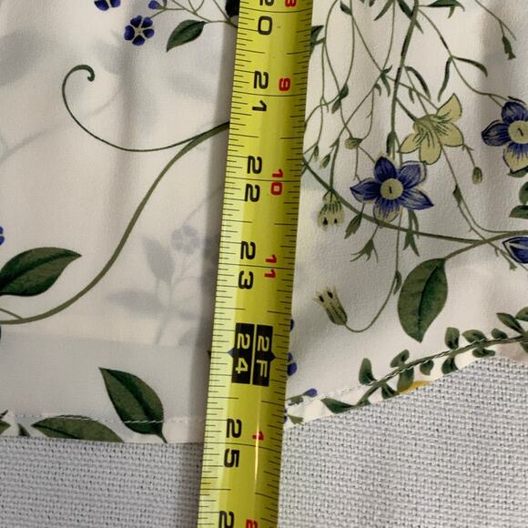 Amour Vert White Ruffled Sleeveless Blouse with Mandarin Collar - Picture 6 of 6